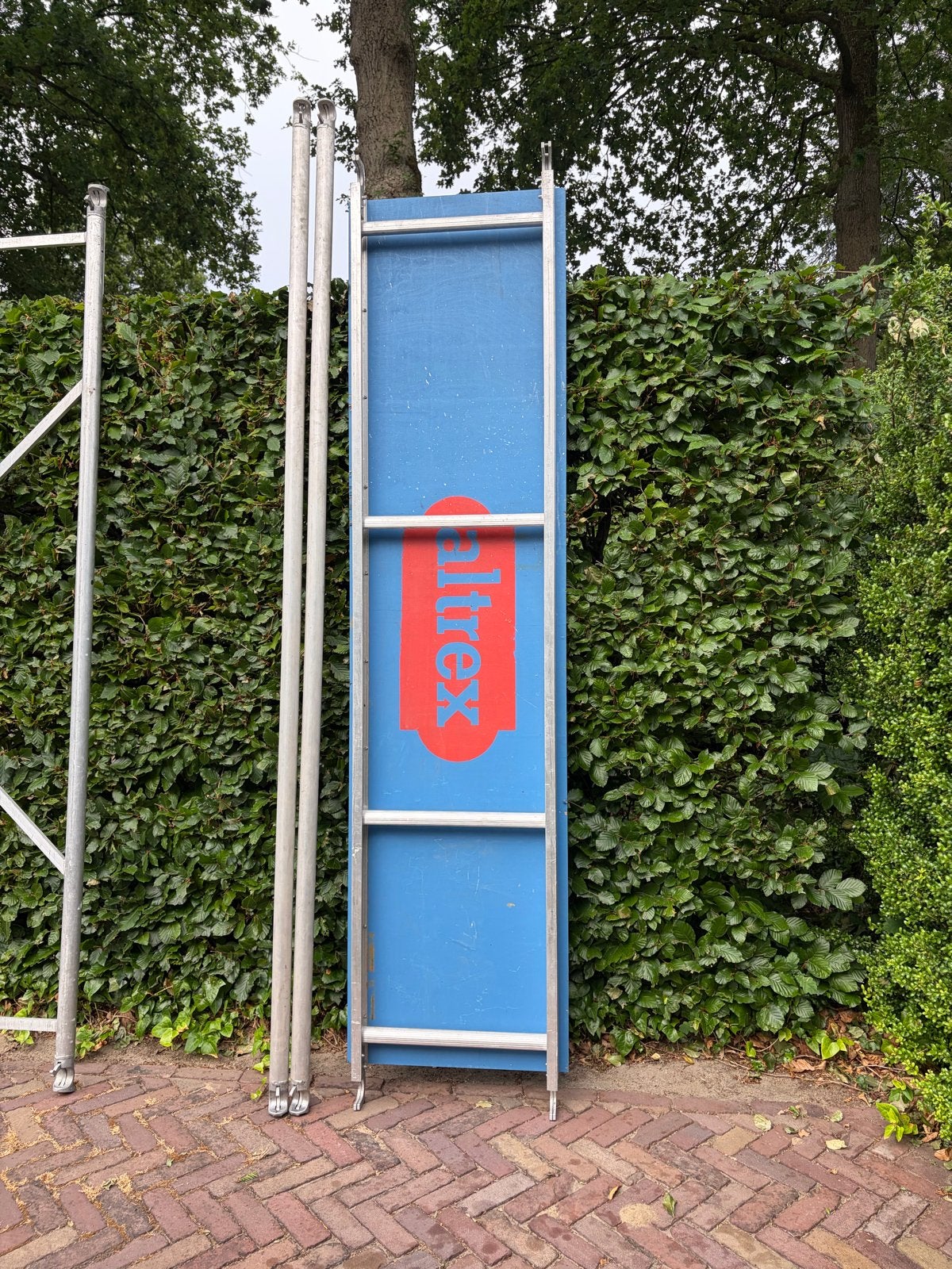 Altrex steigervloer 245/250 en 2 diagonaal schoren, Ophalen, Gebruikt, Rolsteiger of Kamersteiger, 5 meter of hoger