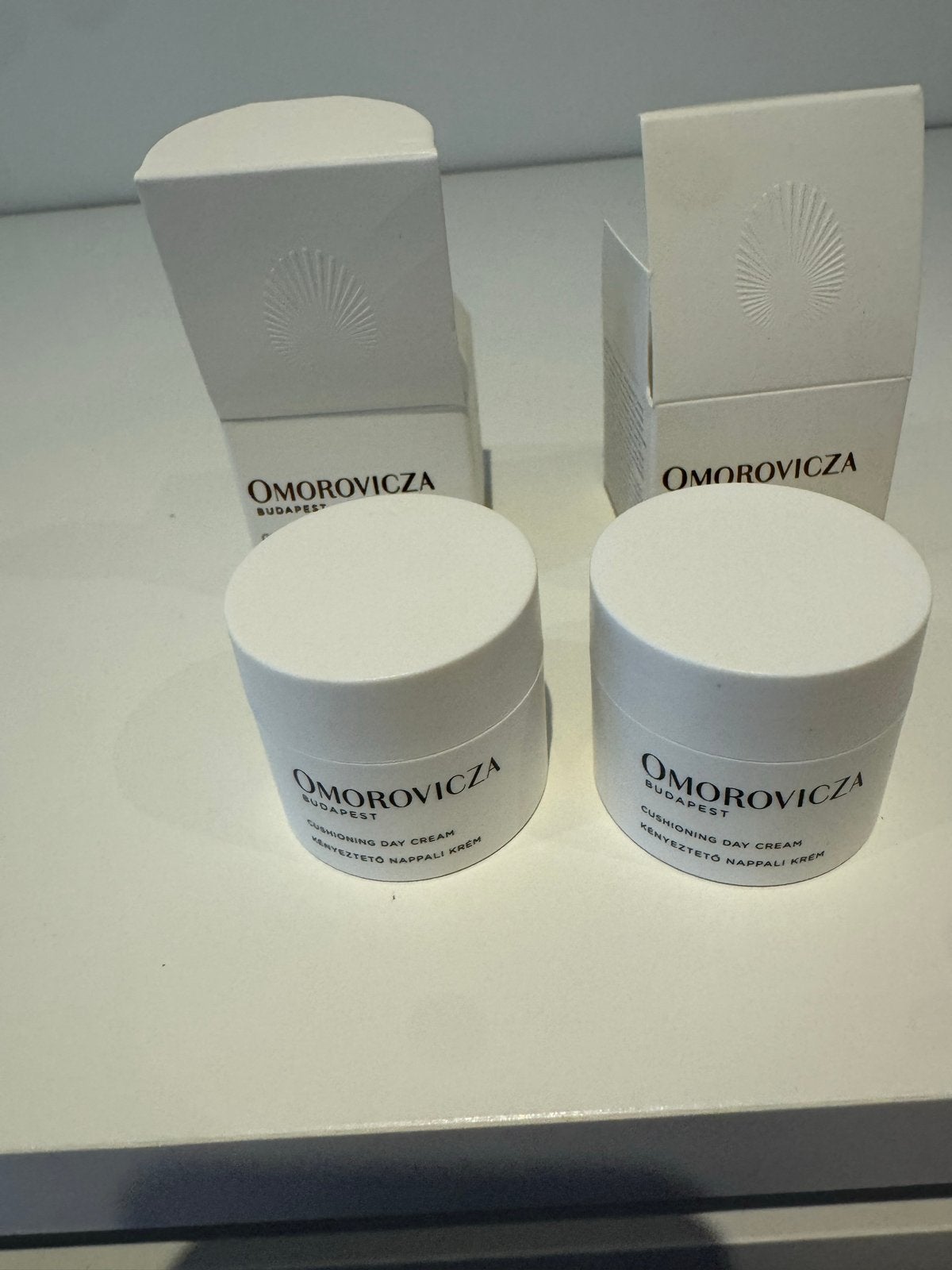 Omorovicza Cushioning Day Cream - 2x10ml Nieuw, Ophalen of Verzenden, Nieuw, Gehele gezicht, Verzorging