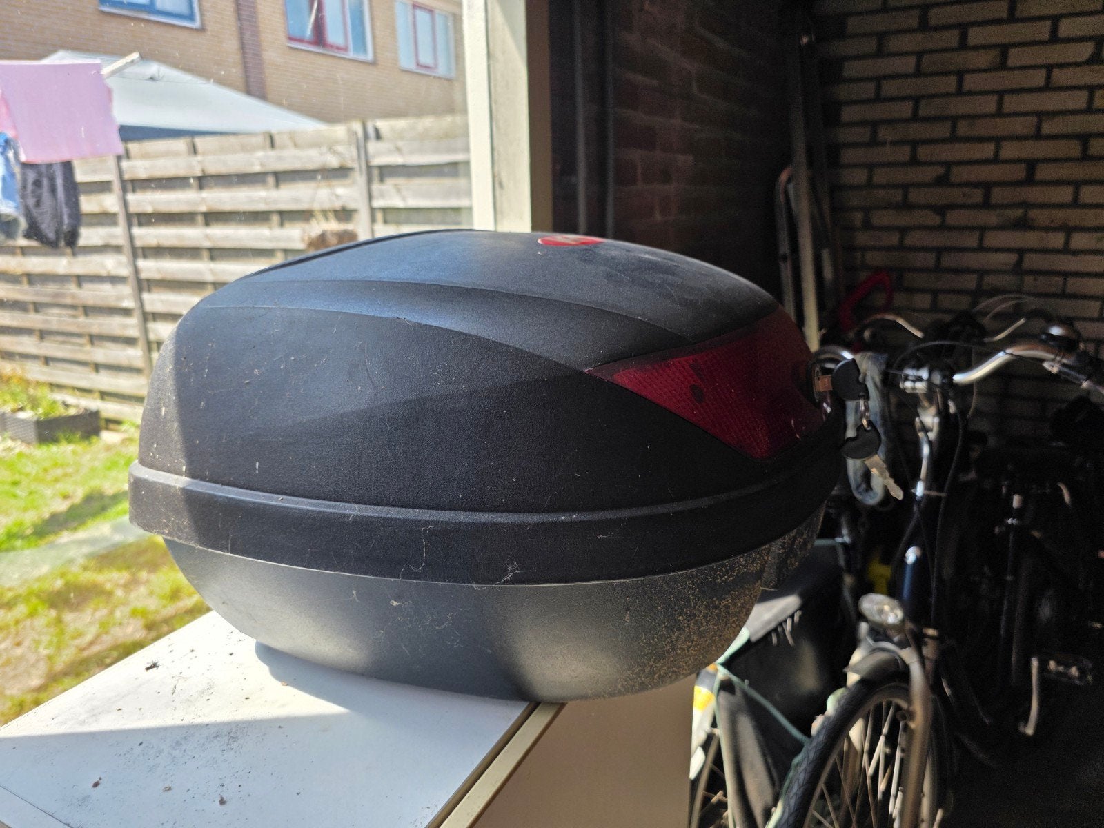 Zwarte scooter/motor topkoffer met reflector, Ophalen, Gebruikt, Onbekend