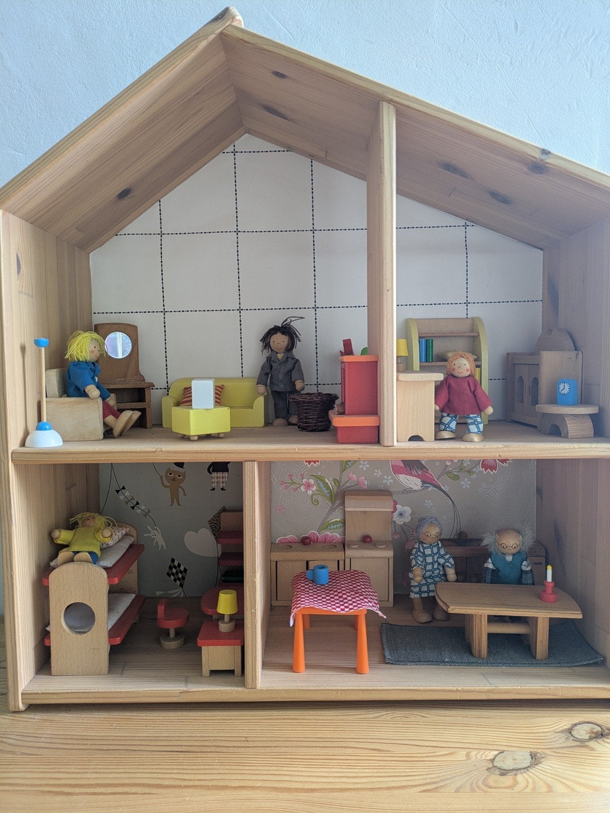 Poppenhuis met goki poppetjes en inrichting, Ophalen, Poppenhuis