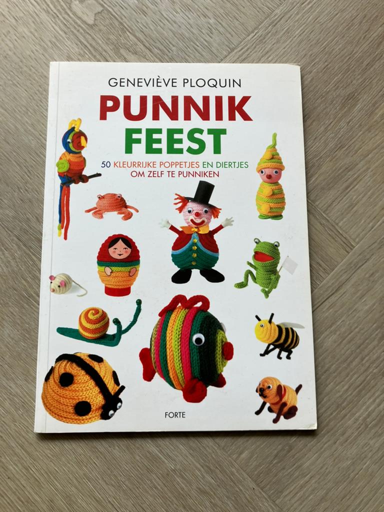 Punnik Feest: 50 kleurrijke poppetjes en diertjes om te punn, Ophalen of Verzenden, Zo goed als nieuw, Patroon of Boek