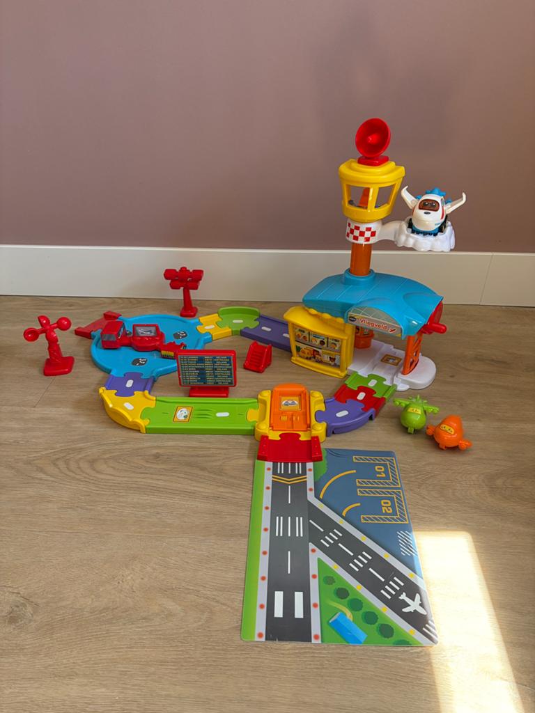 Toet toet auto’s vliegveld, Ophalen, Zo goed als nieuw, 2 tot 4 jaar