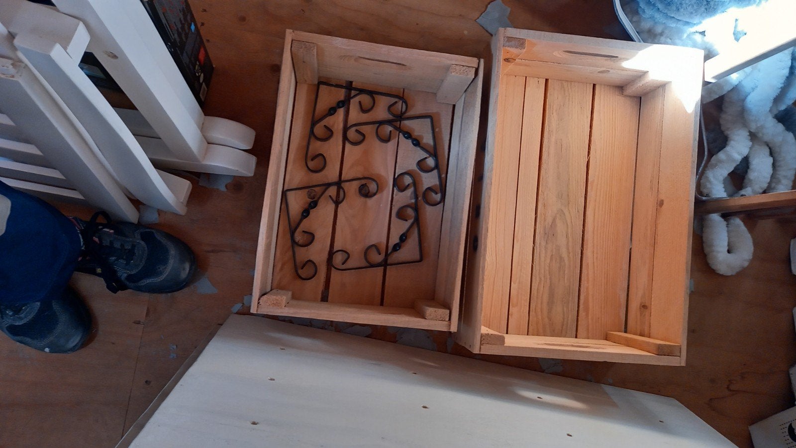 Decoratieve beugels en houten kistjes, Ophalen