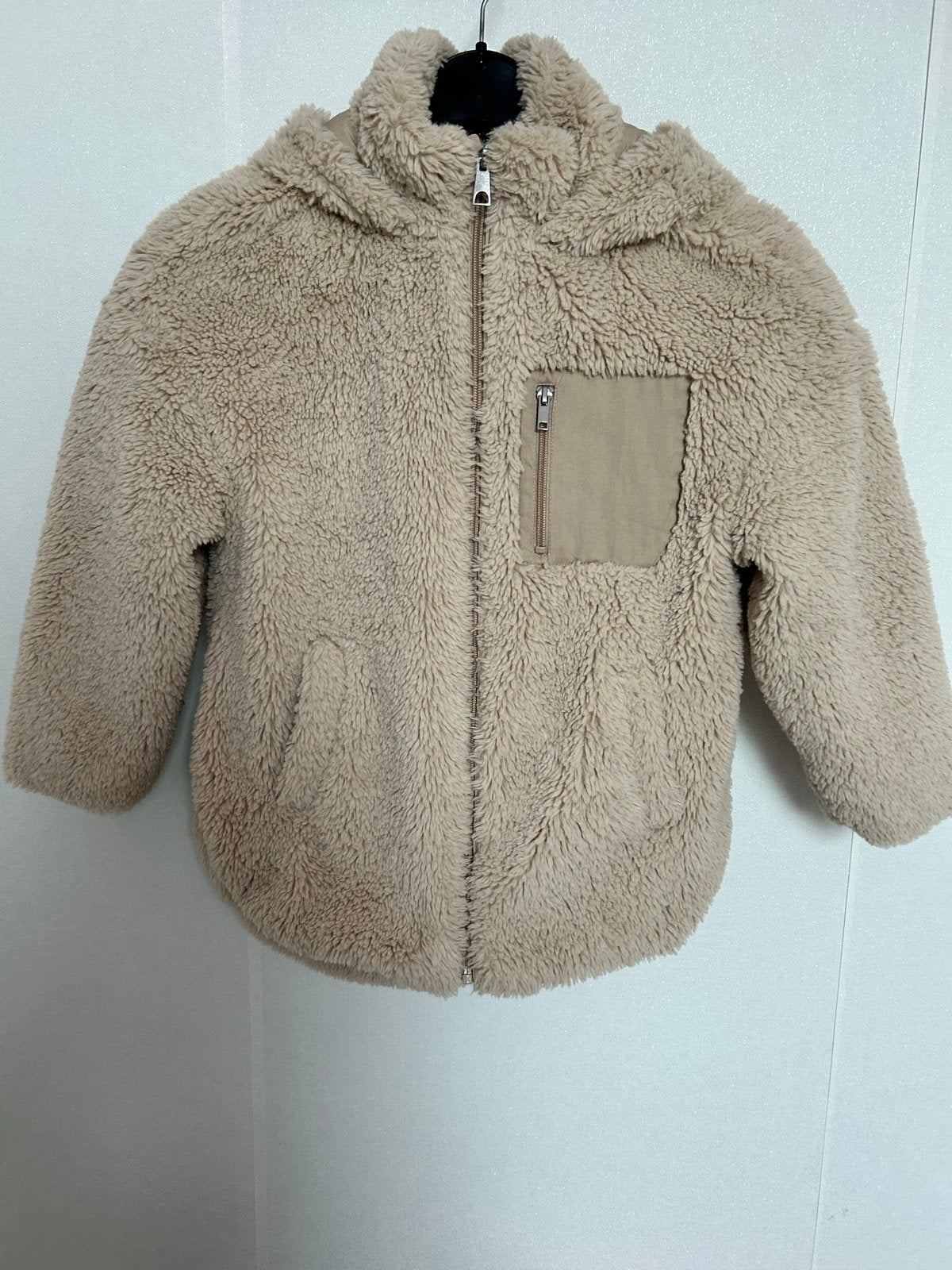 Teddy jasje met capuchon - Maat 128, Ophalen, Zo goed als nieuw, Meisje, Jas