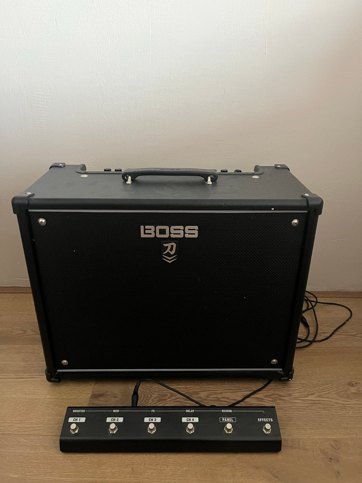 Boss Katana 100 MKII Gitaarversterker met Footswitch en hoes, Muziek en Instrumenten, Ophalen, Zo goed als nieuw, Gitaar, 100 watt of meer