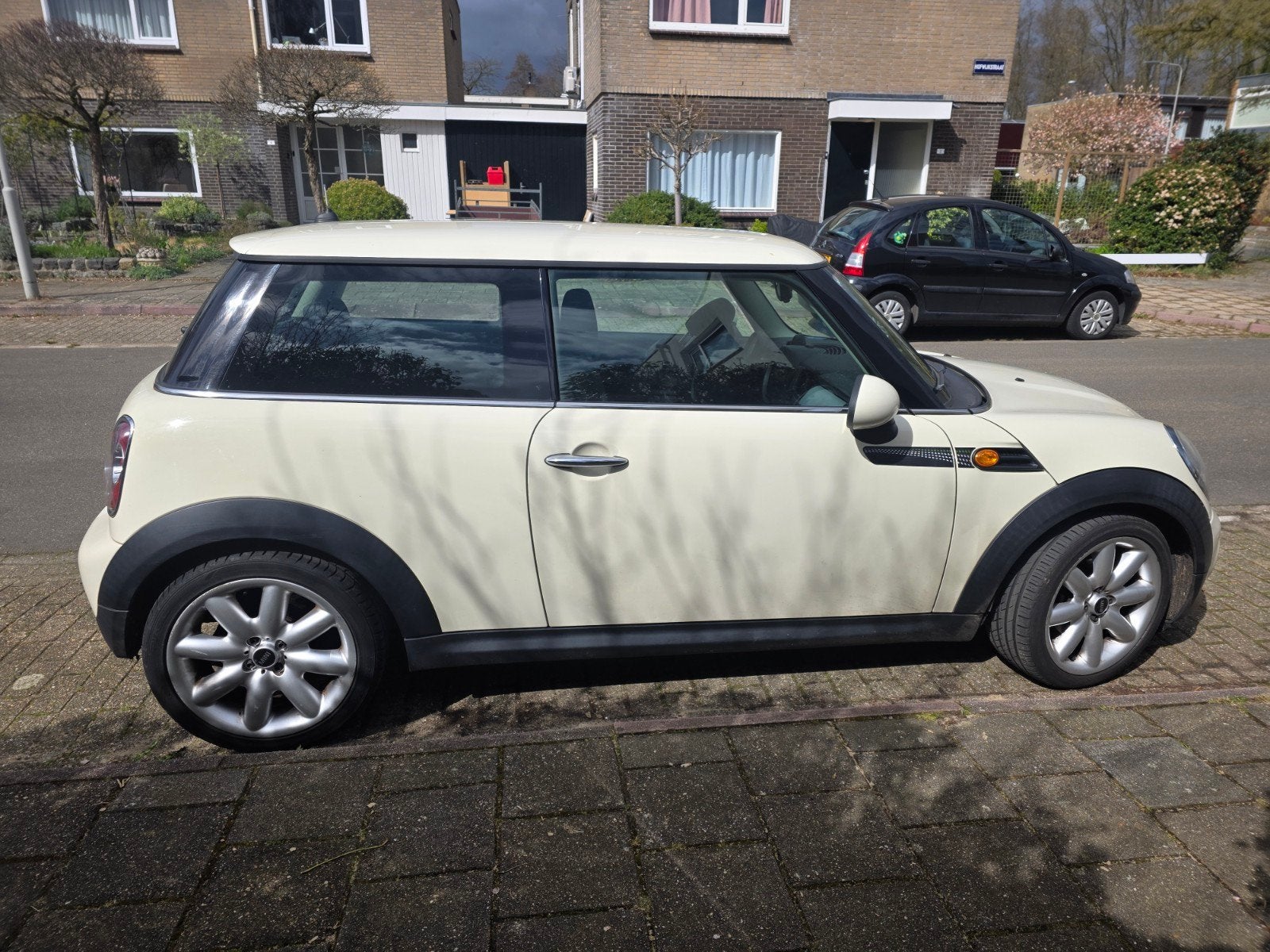 Mini cooper 1.6 ONE 2010 Wit/creme met airco en apk 2027, Auto's, Mini, Voorwielaandrijving, 40 €/maand, 4 stoelen, Handgeschakeld