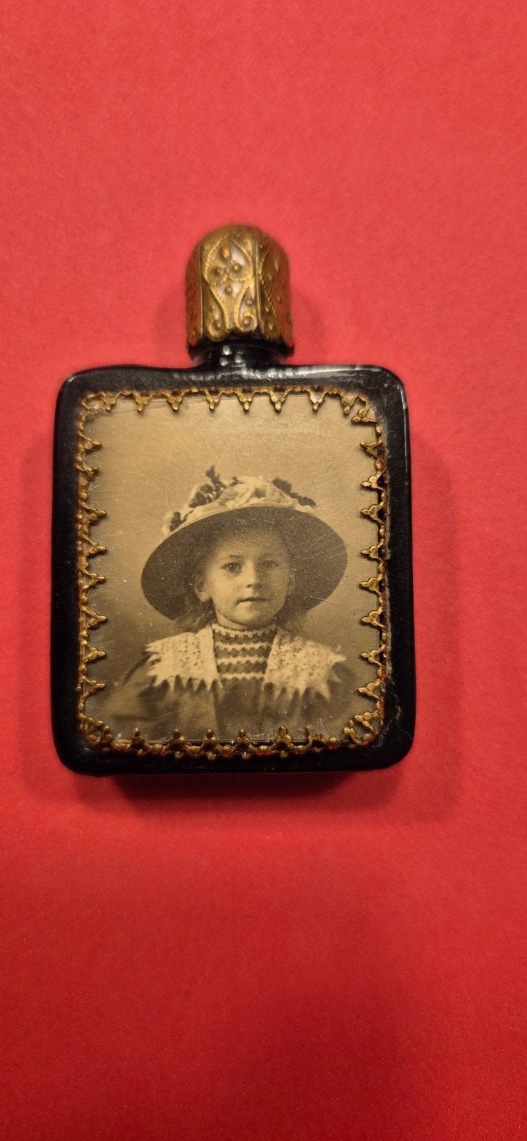 Antieke parfumfles miniatuur met foto van een kind, Ophalen of Verzenden