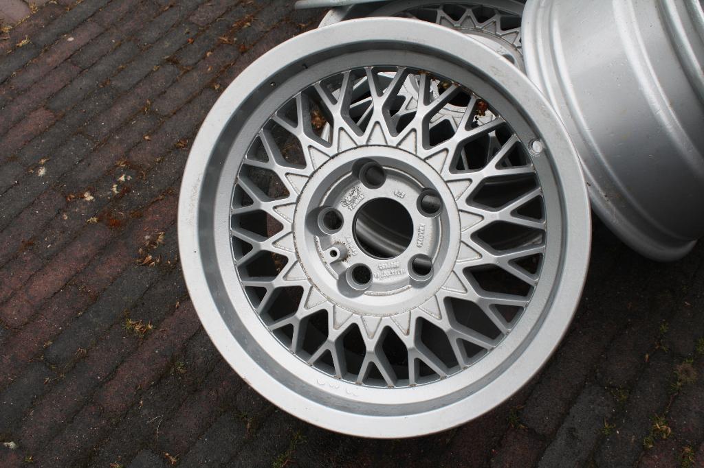 Set Ford lm 5-gaats 15inch. velgen., Ophalen, Zomerbanden, Velg(en)
