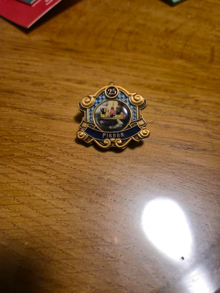 Efteling Pin Pirańa, Verzamelen, Efteling, Ophalen of Verzenden, Zo goed als nieuw, Button of Speldje