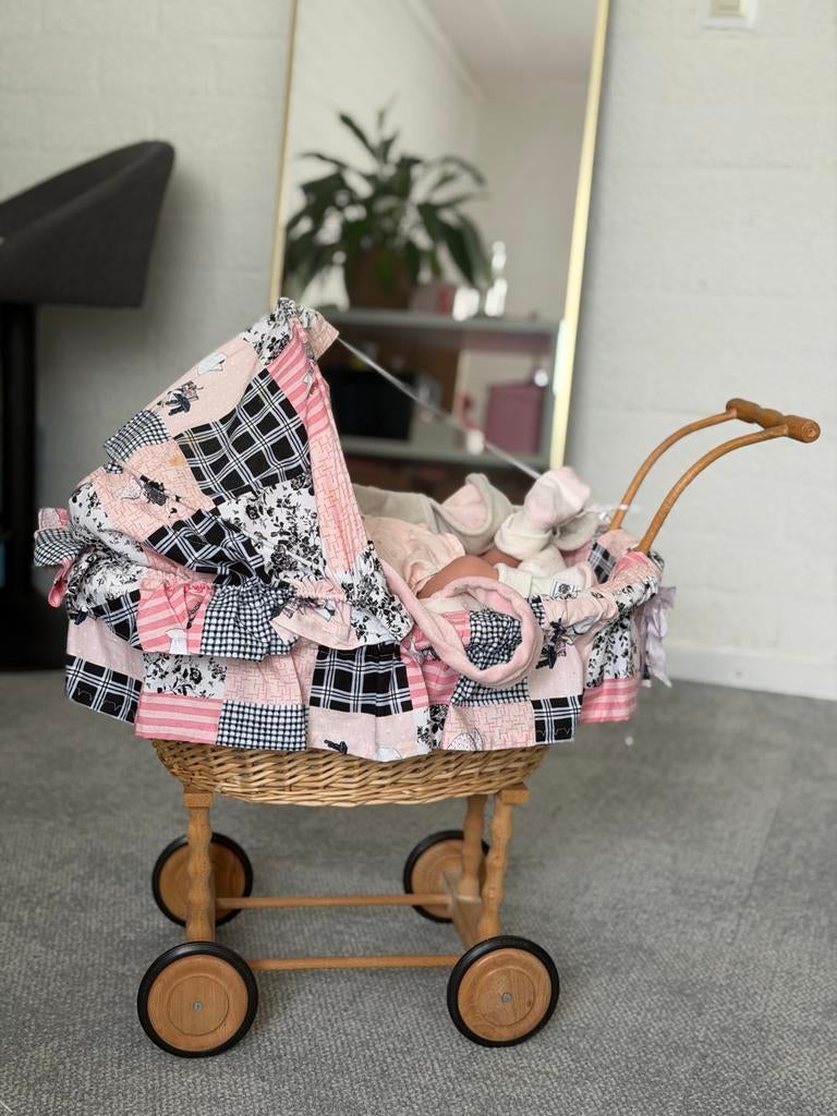 Mooie rieten poppenwagen met roze bekleding, Ophalen of Verzenden, Zo goed als nieuw, Babypop