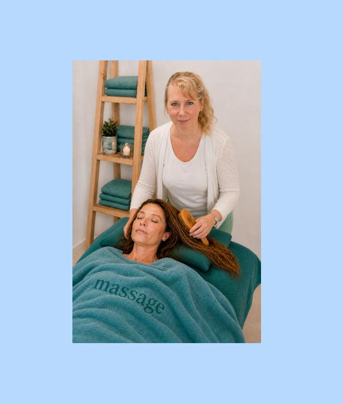 Rustgevende haarbehandeling op de massagetafel voor vrouwen, Diensten en Vakmensen, Welzijn | Masseurs en Massagesalons, Ontspanningsmassage