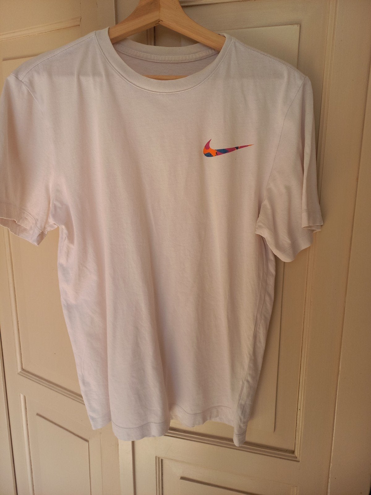 Nike T-shirt wit met kleurrijke swoosh, Wit, Nike, Ophalen of Verzenden, Zo goed als nieuw