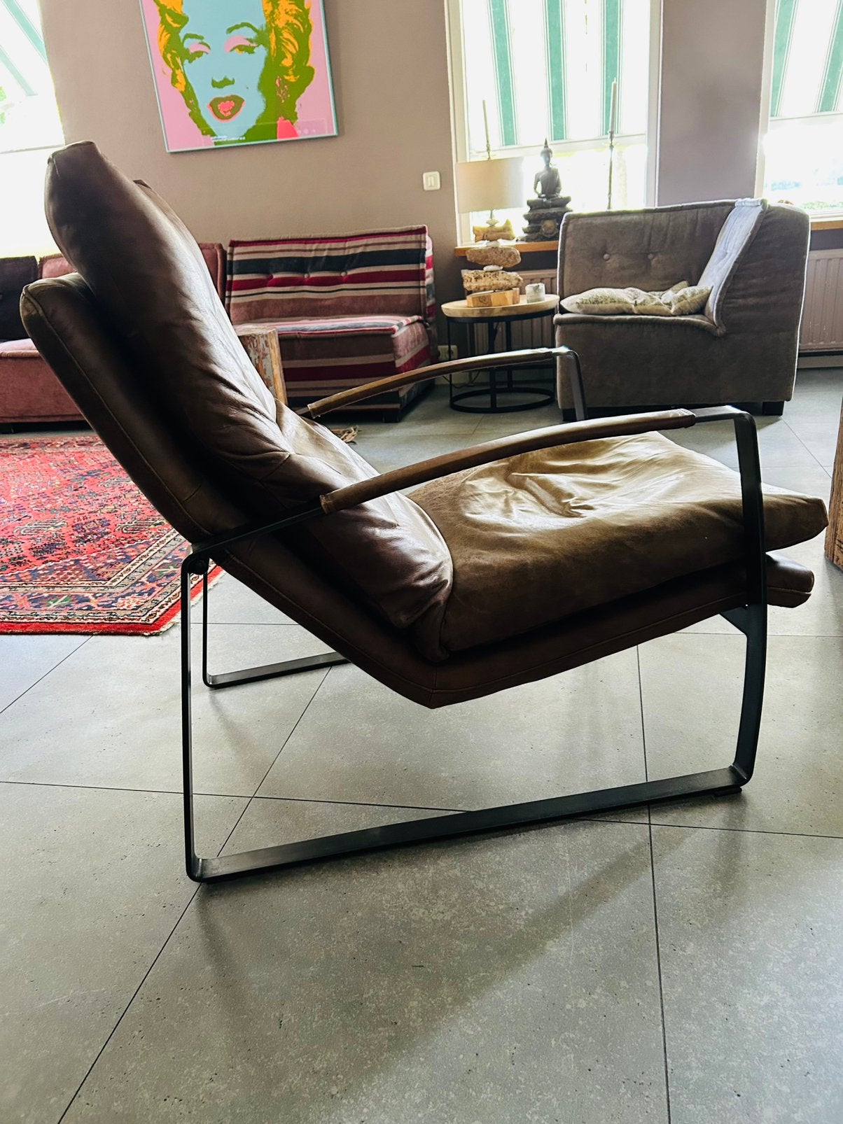 Comfortabele rundleren stoel met metalen frame., Ophalen, Zo goed als nieuw, Landelijk. Robuust., 50 tot 75 cm
