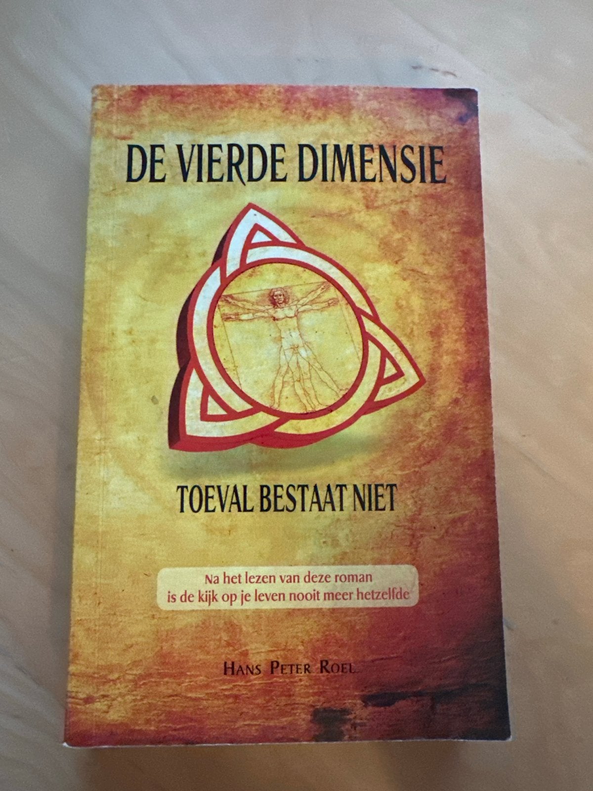 De Vierde Dimensie - Toeval Bestaat Niet (Goede staat), Boeken, Ophalen of Verzenden, Gelezen