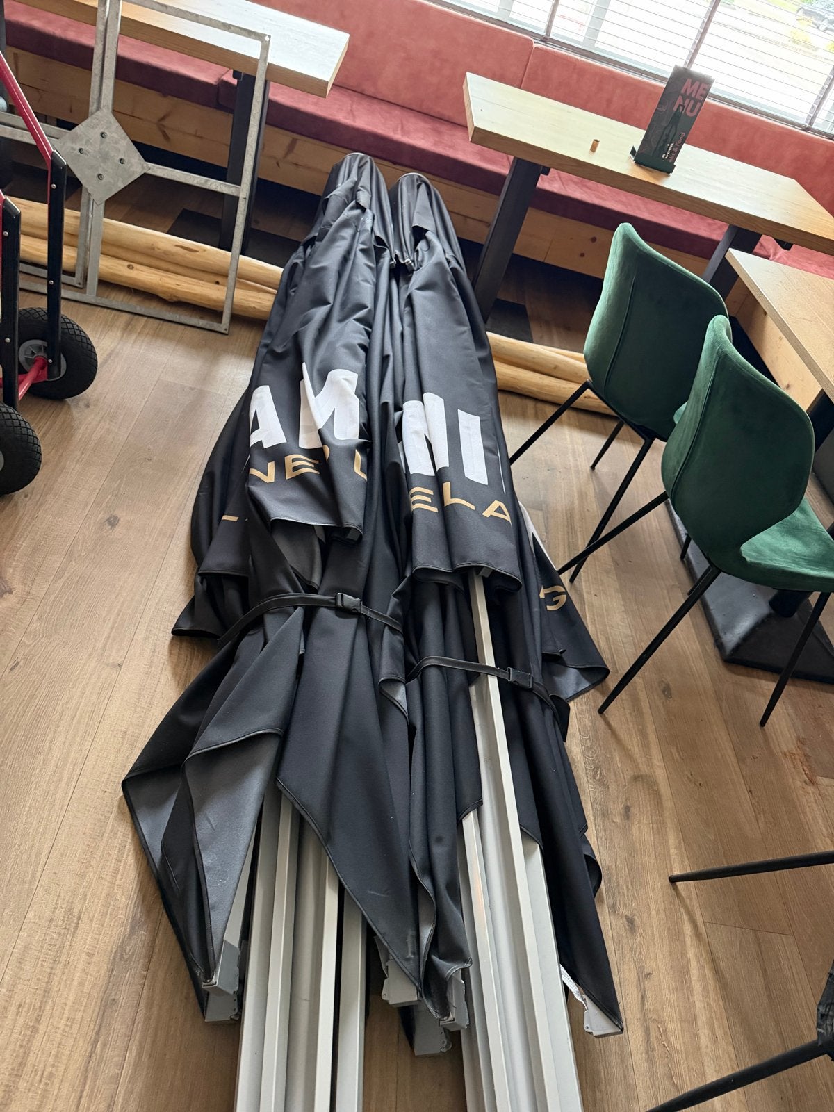 Zwarte parasols met Estaminet  reclame (2 stuks), Ophalen, Verstelbaar, Zo goed als nieuw, Stokparasol