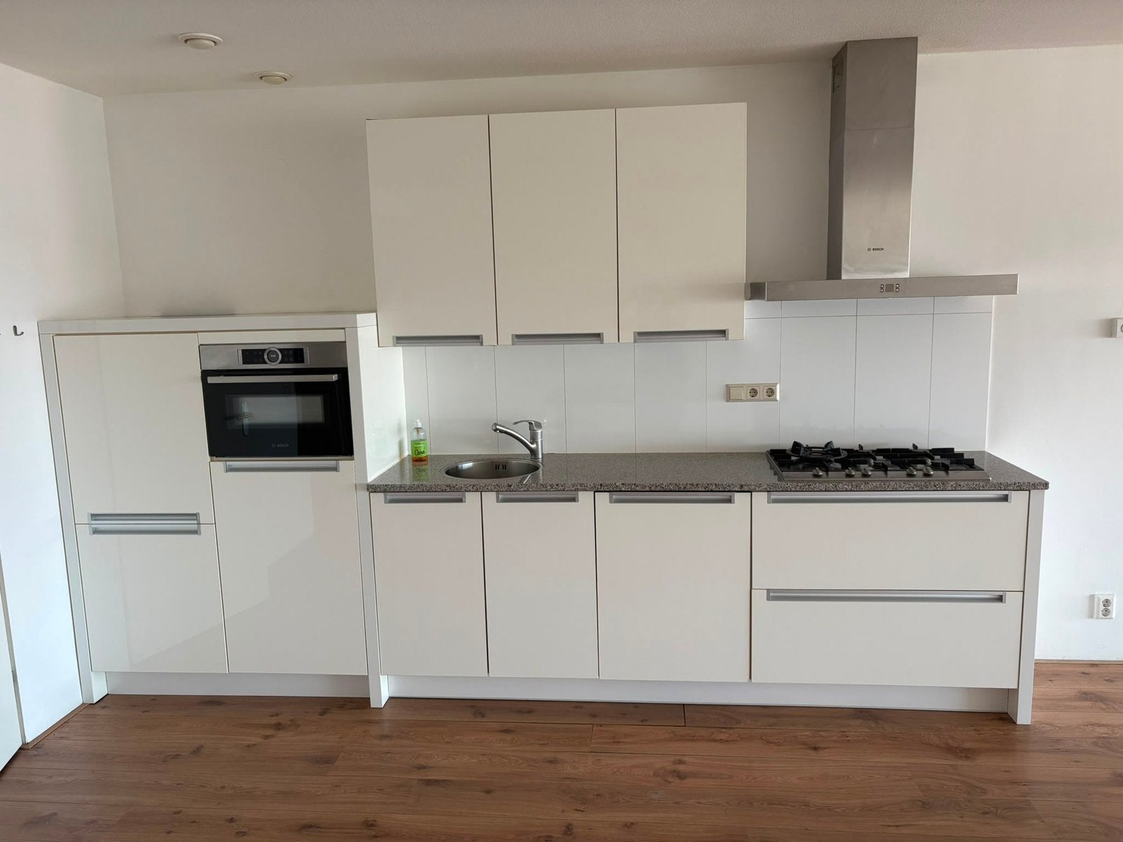 Complete moderne keuken incl. Bosch, ATEG en Beko apparatuur, Ophalen, Wit, Graniet of Steen, Enkelwandige keuken