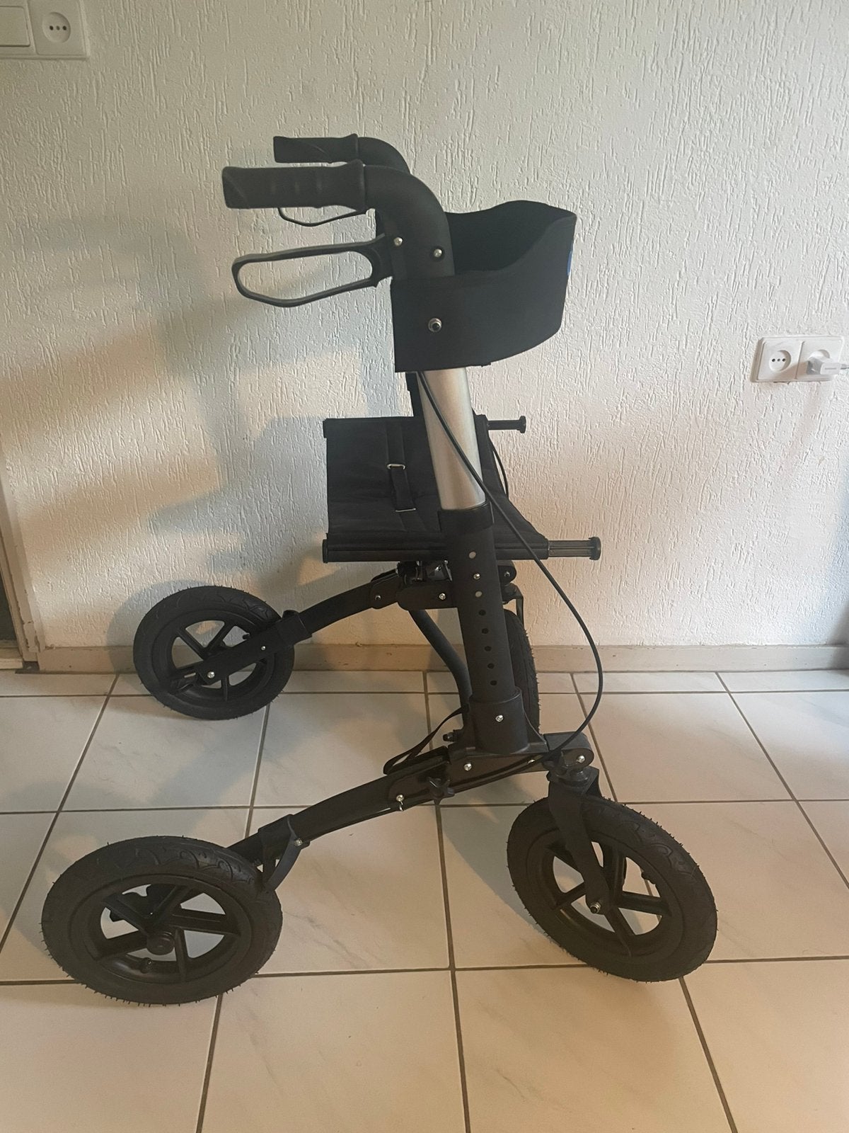 Vrijwel nieuwe Dunmed lichtgewicht rollator., Diversen, Rollators, Ophalen, Lichtgewicht, Zo goed als nieuw