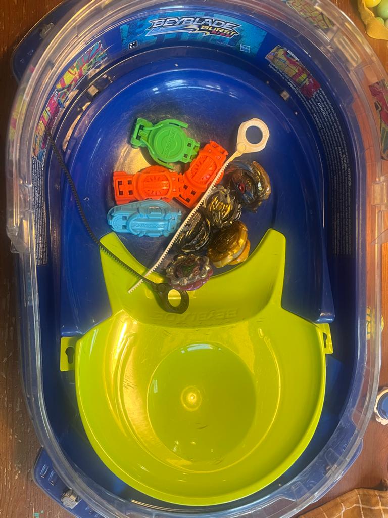 Beyblade Burst Arena met 5 Beyblades en Starters, Ophalen of Verzenden, Gebruikt