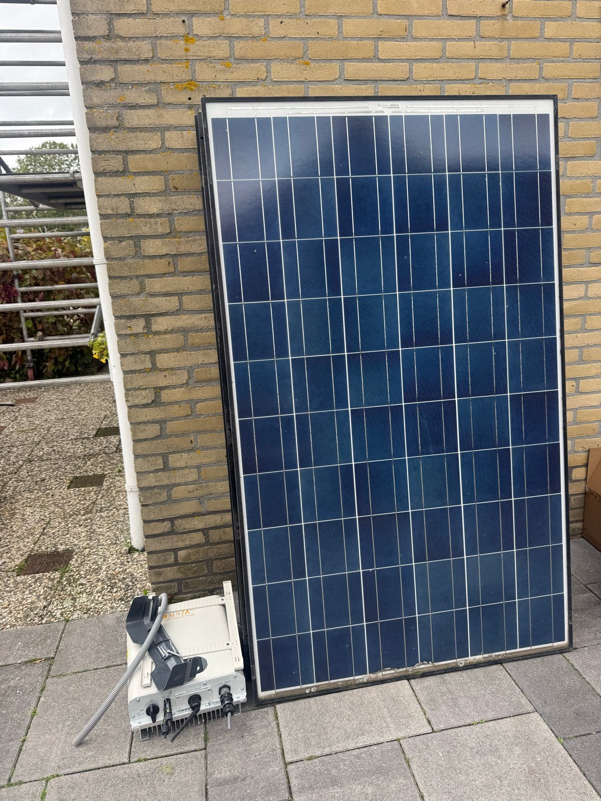 6 Zonnepanelen Solsonica 230 watt met bijpassende omvormer, Ophalen, Gebruikt, Compleet systeem, 200 wattpiek of meer