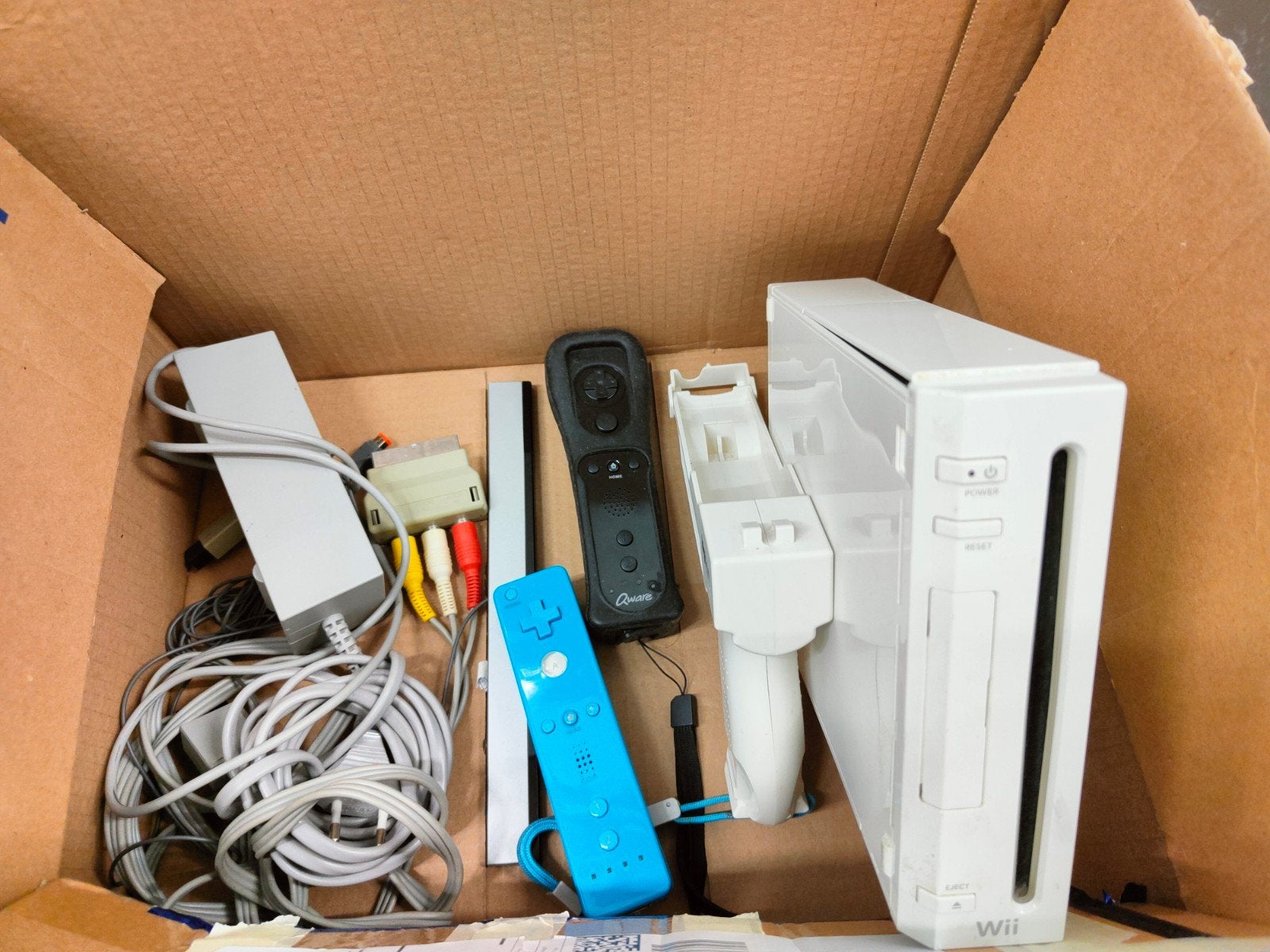 Nintendo Wii met 2 controllers en geweer, Ophalen, Zo goed als nieuw, Zonder controller