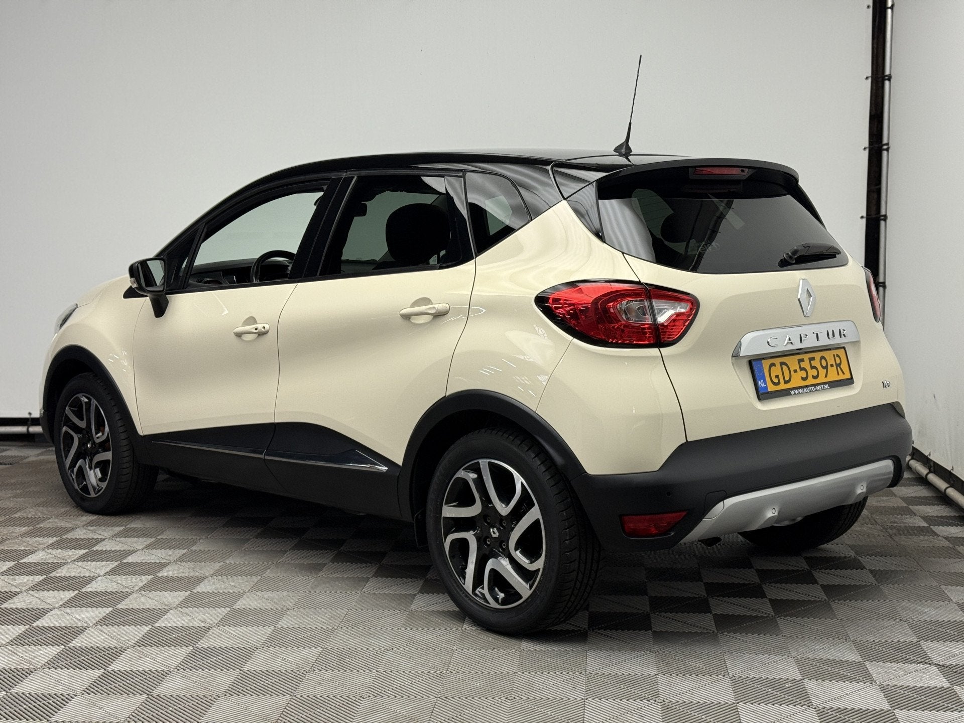 Renault Captur 1.2 TCe Helly Hansen Camera ECC LM17 NL Auto, Auto's, Euro 5, 4 cilinders, Met garantie (alle), Leder en Stof