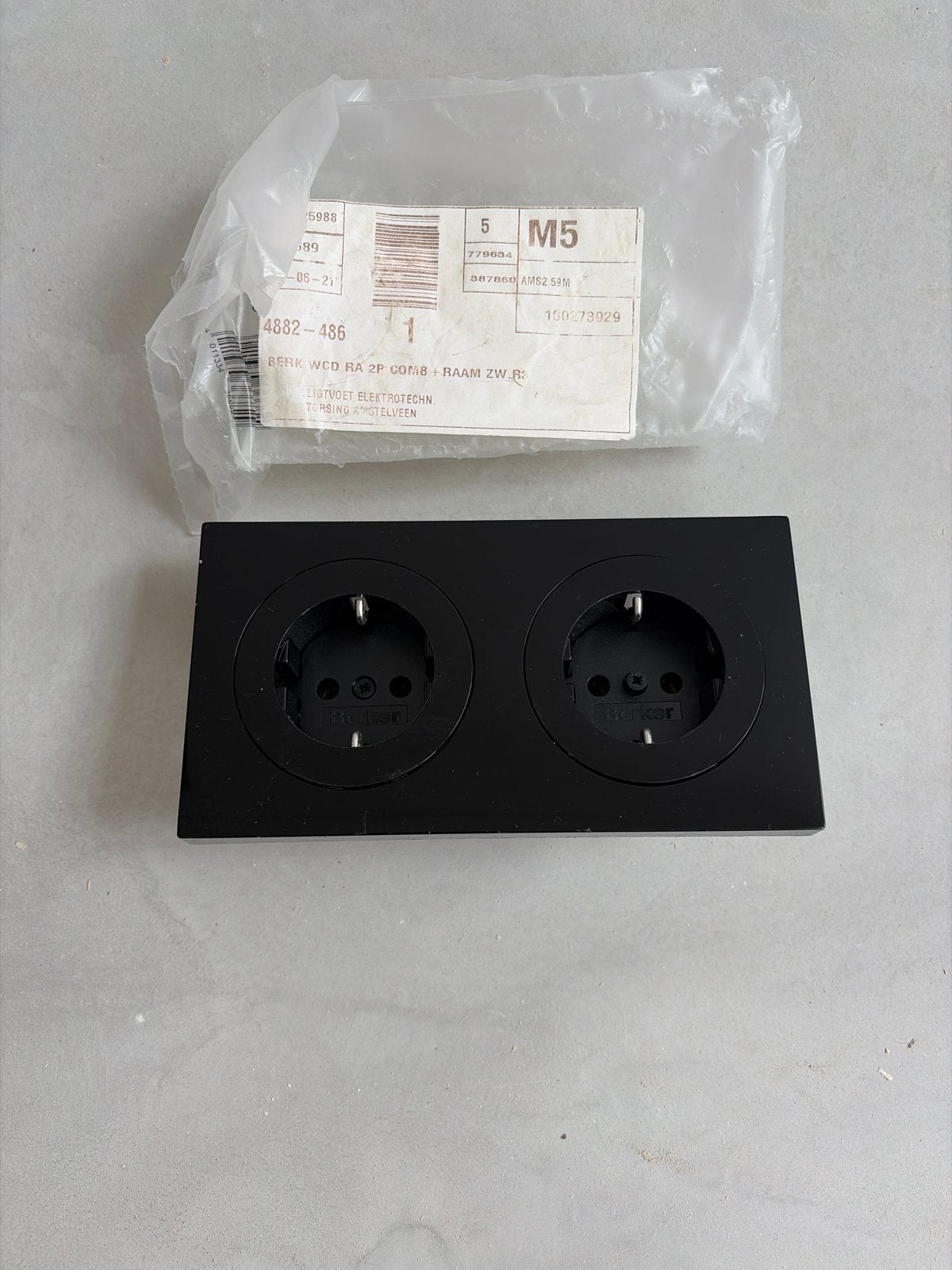 Berker WCD RA 2P COMB + RAAM ZW R - Stopcontact, Doe-het-zelf en Verbouw, Elektra en Kabels, Ophalen of Verzenden, Nieuw, Berker
