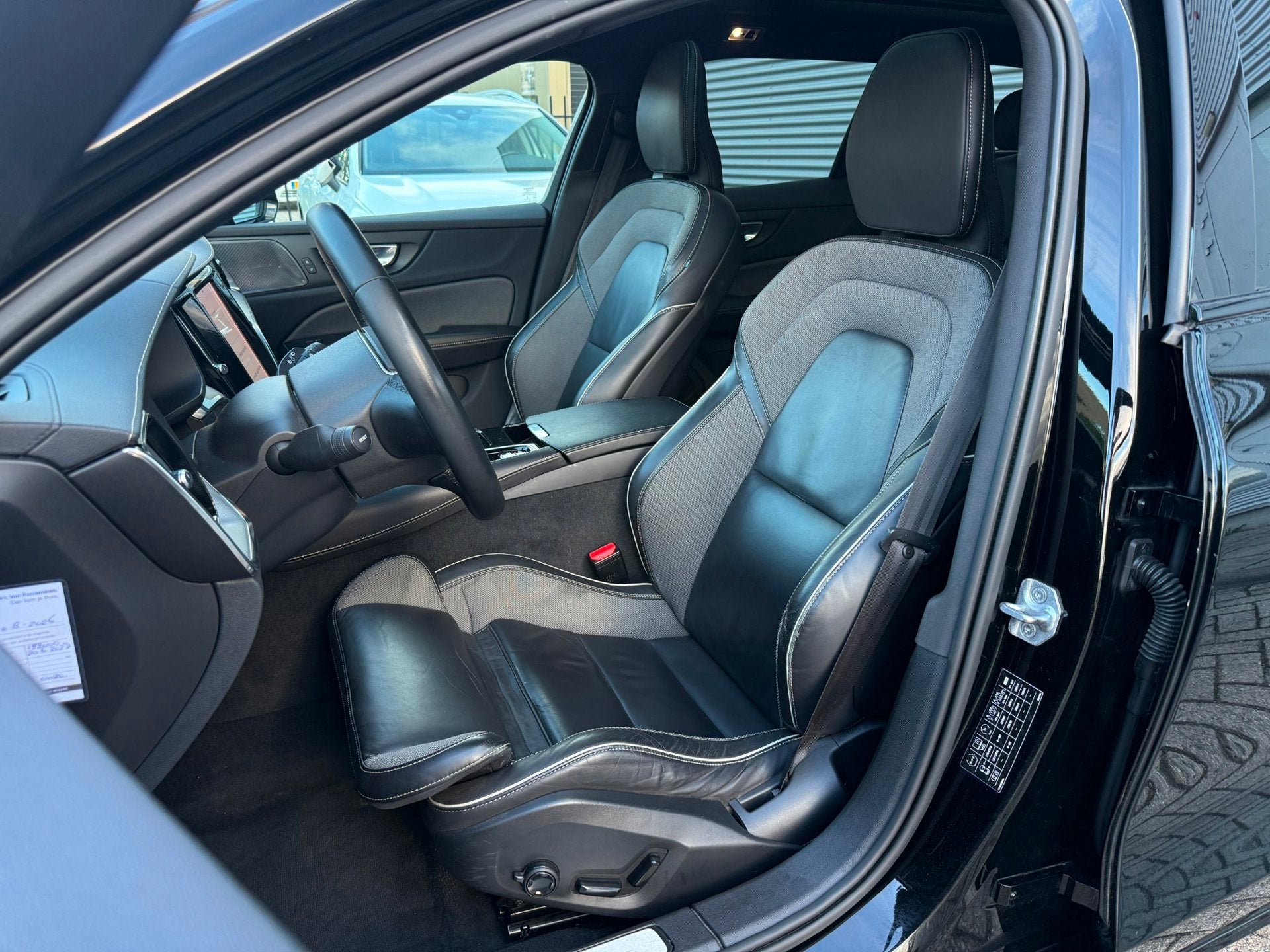 Volvo V60 2.0 T6 Recharge AWD R-Design |98% SOH | PANO | TRE, Automaat, Dealer onderhouden, 4 cilinders, Hybride Elektrisch/Benzine