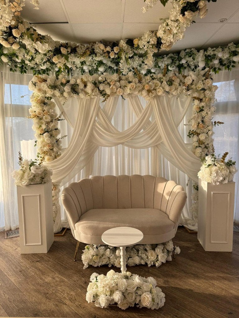 Luxe Bloemen Backdrop met Bank. Te huur, Hobby en Vrije tijd, Feestartikelen | Verhuur, Ophalen of Verzenden, Nieuw, Geboorte of Huwelijk