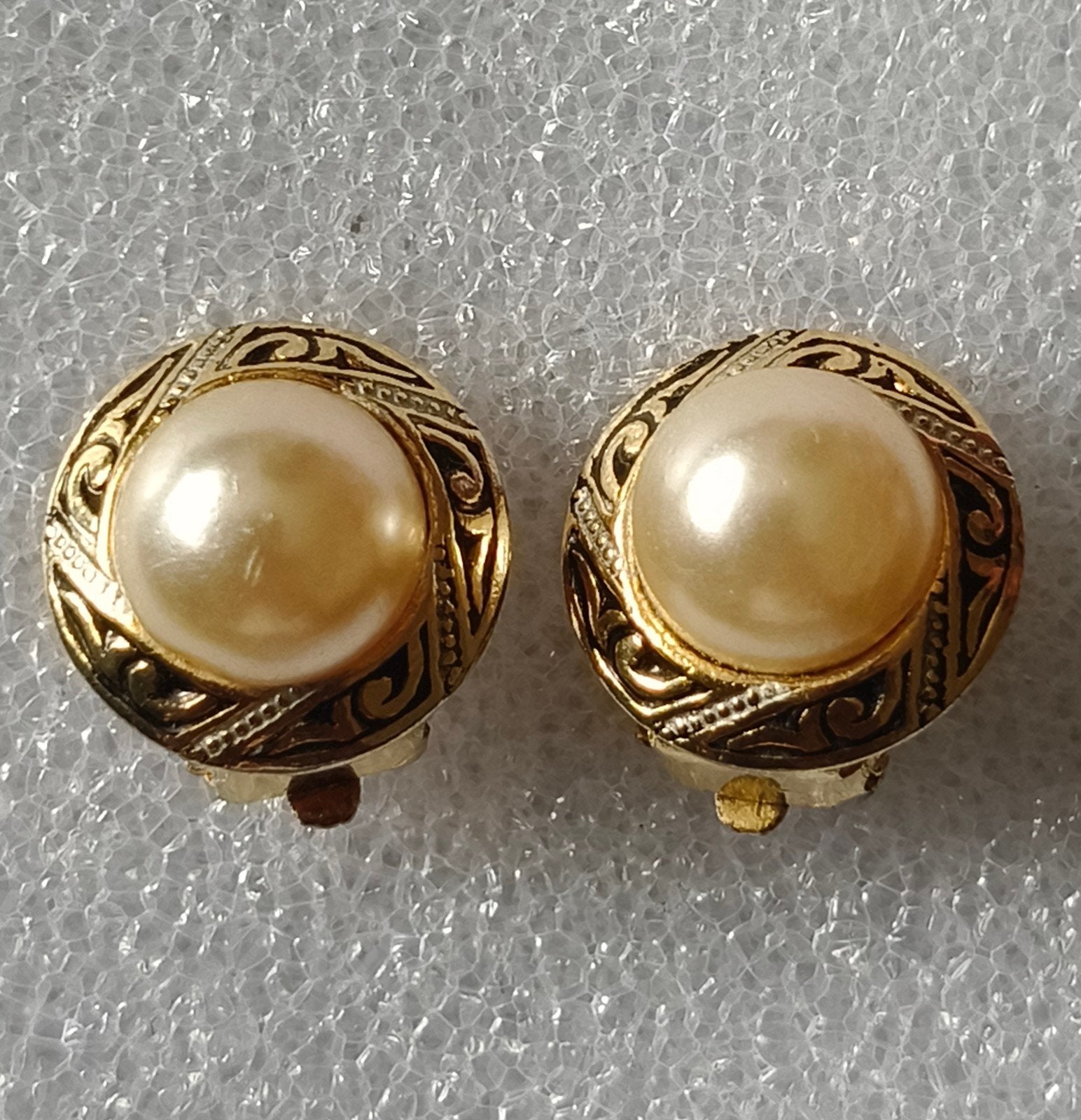 Vintage Spaanse Damascene Clip-on Oorbellen met Parel, Verzenden, Zo goed als nieuw, Goud, Overige materialen