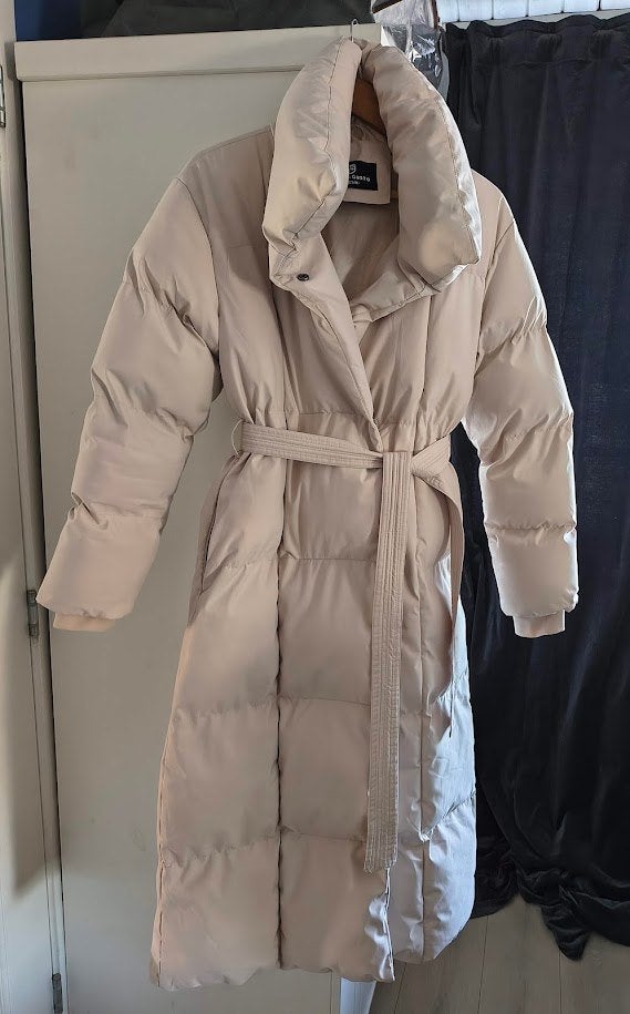 Guts & Gusto Lange Puffer Jas - Beige - Maat S/M/L, Kleding | Dames, Maat 38/40 (M), Guts & Gusto, Beige, Ophalen of Verzenden