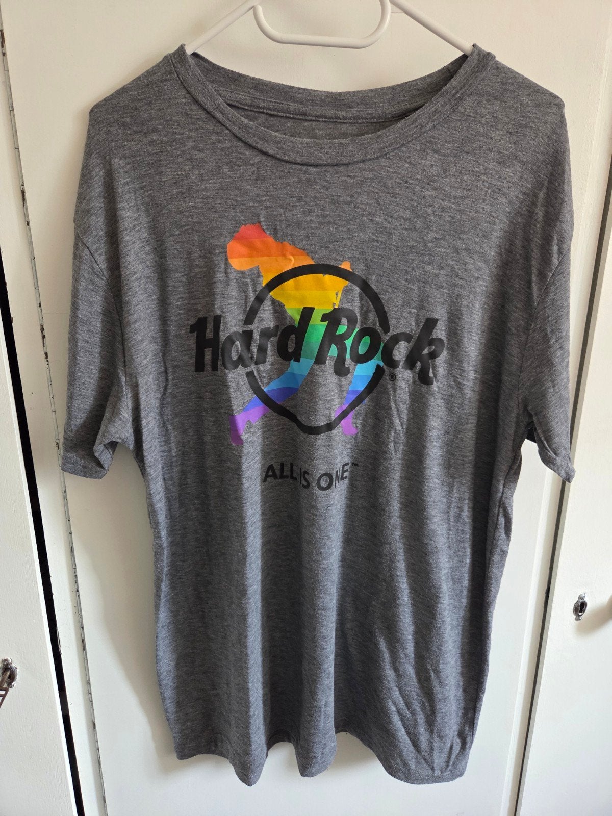 Hard Rock Cafe Berlin x Freddie Mercury Pride Shirt – Maat M, Maat 52/54 (L), Zo goed als nieuw, Grijs, Ophalen of Verzenden
