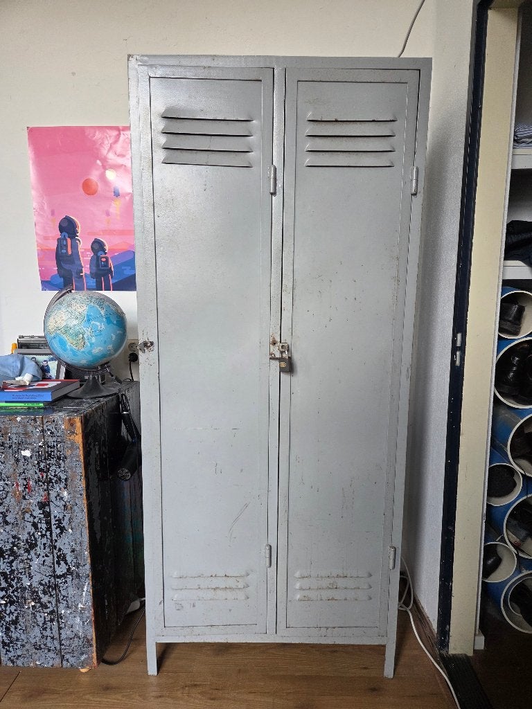 Vintage metalen locker / kledingkast met twee deuren, Huis en Inrichting, Kasten | Lockerkasten, Ophalen, Gebruikt, Industrieel