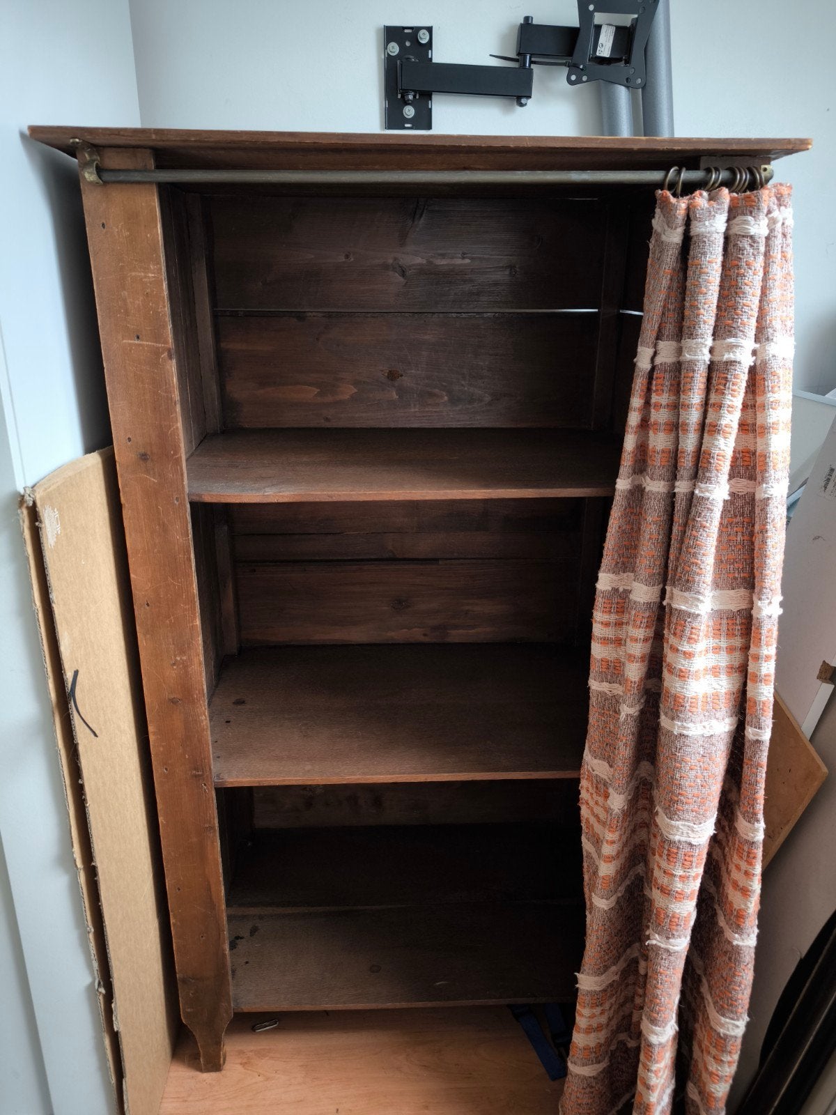 Vintage houten kast met gordijn, Ophalen