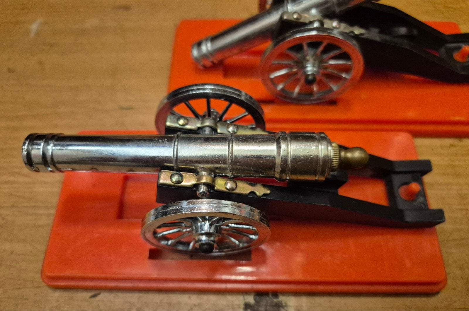2 miniatuur kanonnen + affuit werkt op klappertjes trek knal, Ophalen