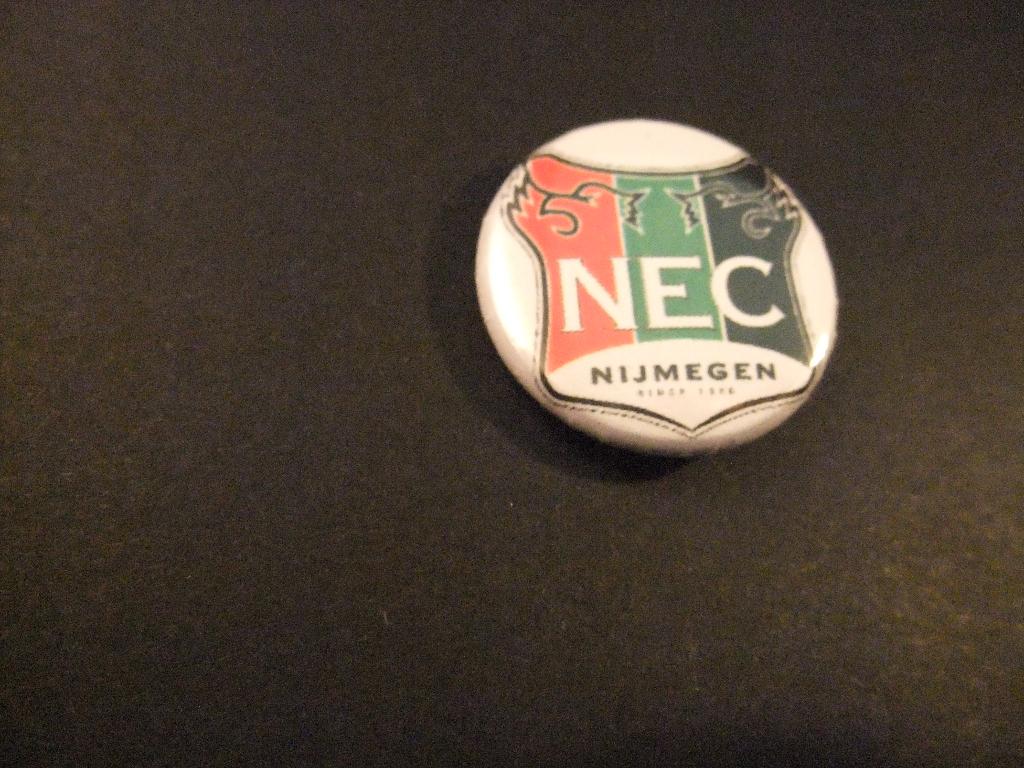 NEC Nijmegen voetbalclub( clubkleuren rood, groen , zwart), Verzamelen, Speldjes, Pins en Buttons, Ophalen of Verzenden, Gebruikt