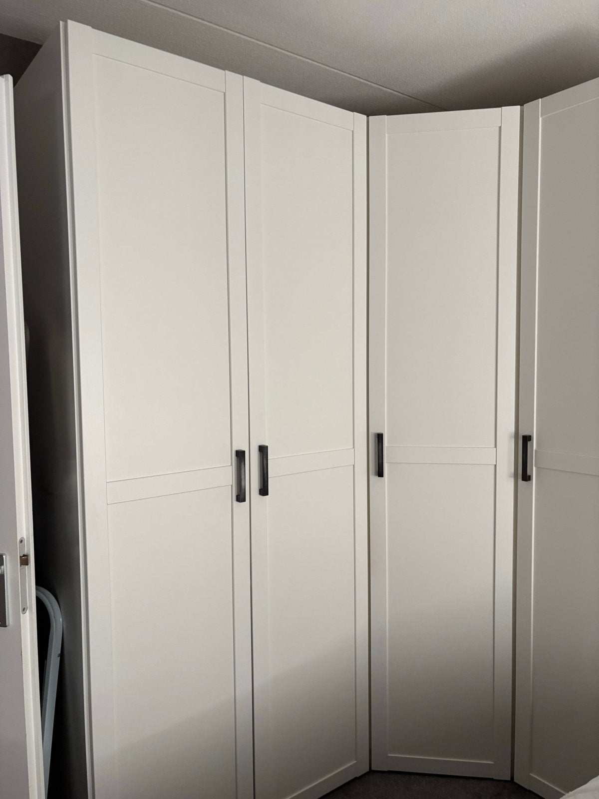 Witte hoekkast met deuren, Ophalen, Gebruikt, 100 tot 150 cm, 200 cm of meer