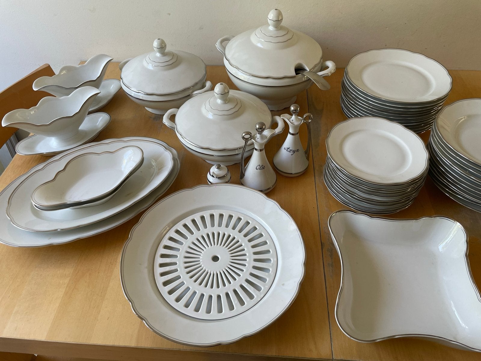 Prachtig 12 persoons wit servies met zilveren rand, Antiek en Kunst, Ophalen