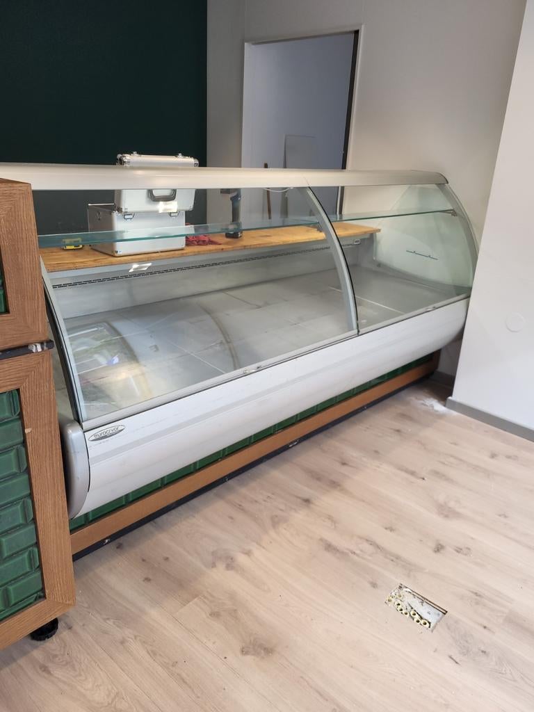 Koeltoonbank 9 jaar oud, Ophalen, Gebruikt