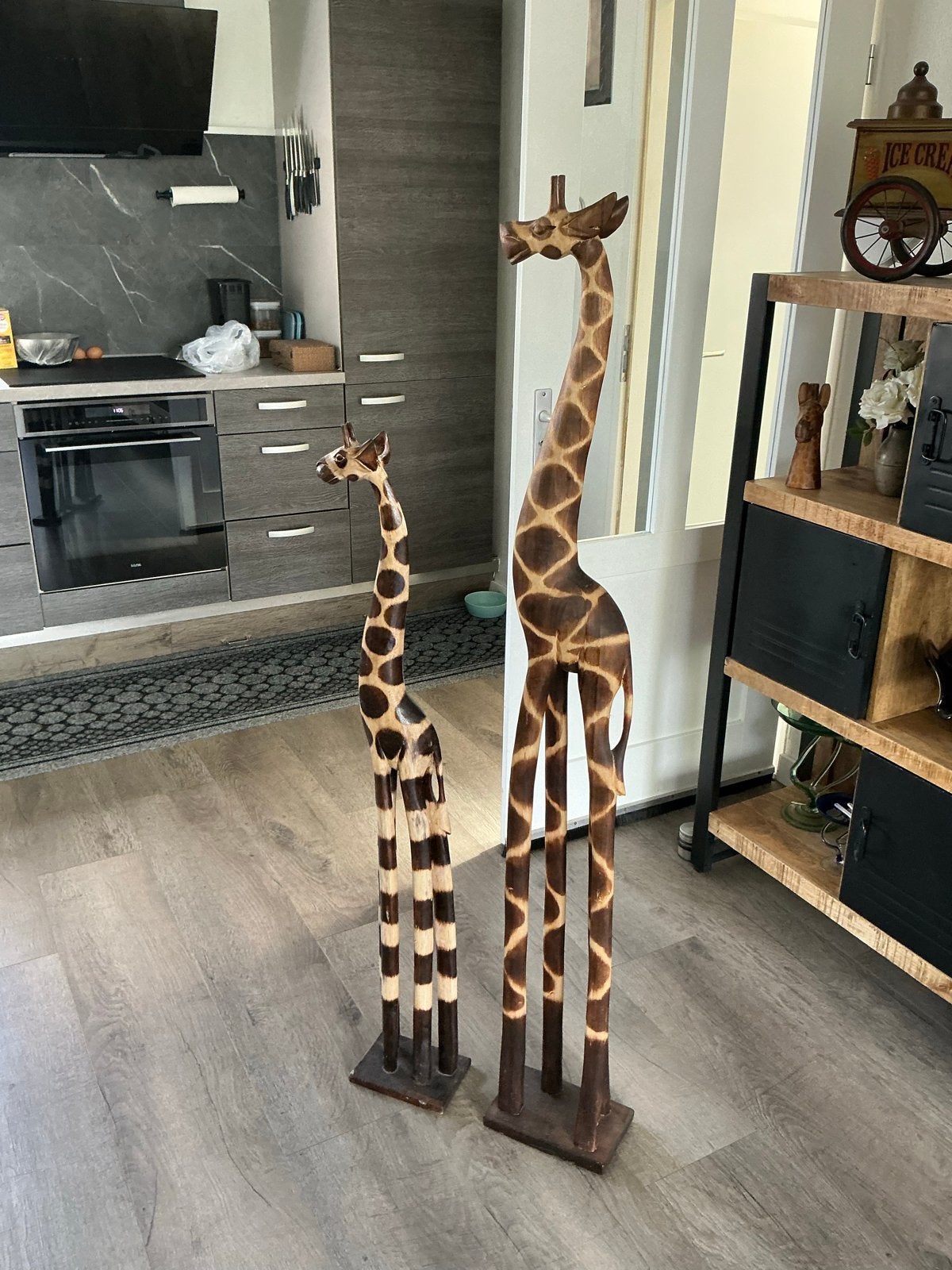 Twee houten giraffen - 150 cm en 117 cm, Ophalen, Gebruikt, Bruin, Hout