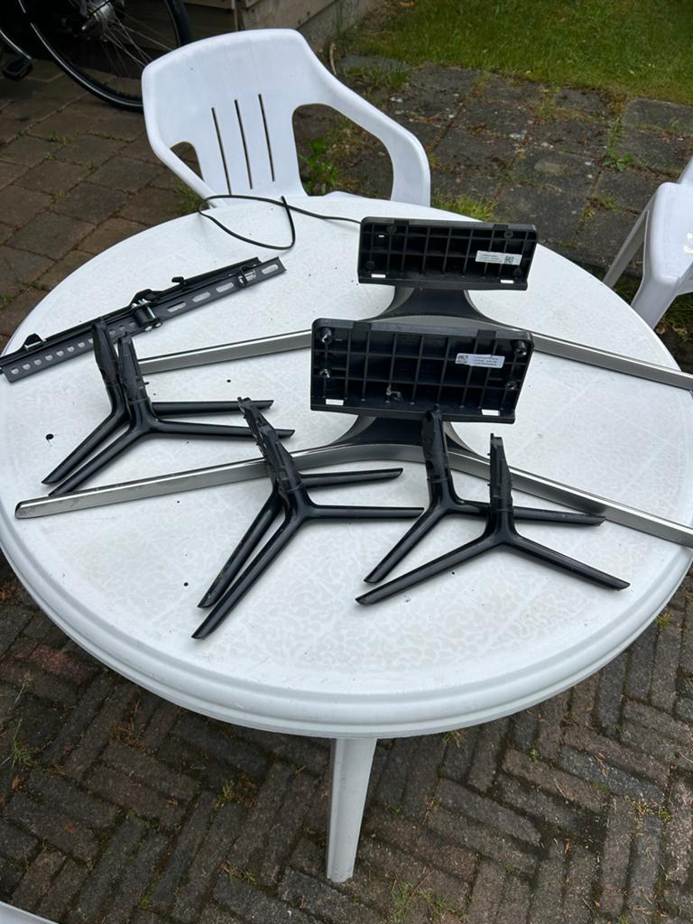 Diverse Samsung TV-standaarden en muurbeugels, Ophalen of Verzenden, Gebruikt