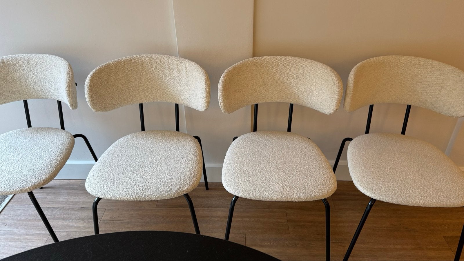 4 Witte eetkamerstoelen in teddy stof, Huis en Inrichting, Stoelen, Ophalen, Wit, Zo goed als nieuw, Vier