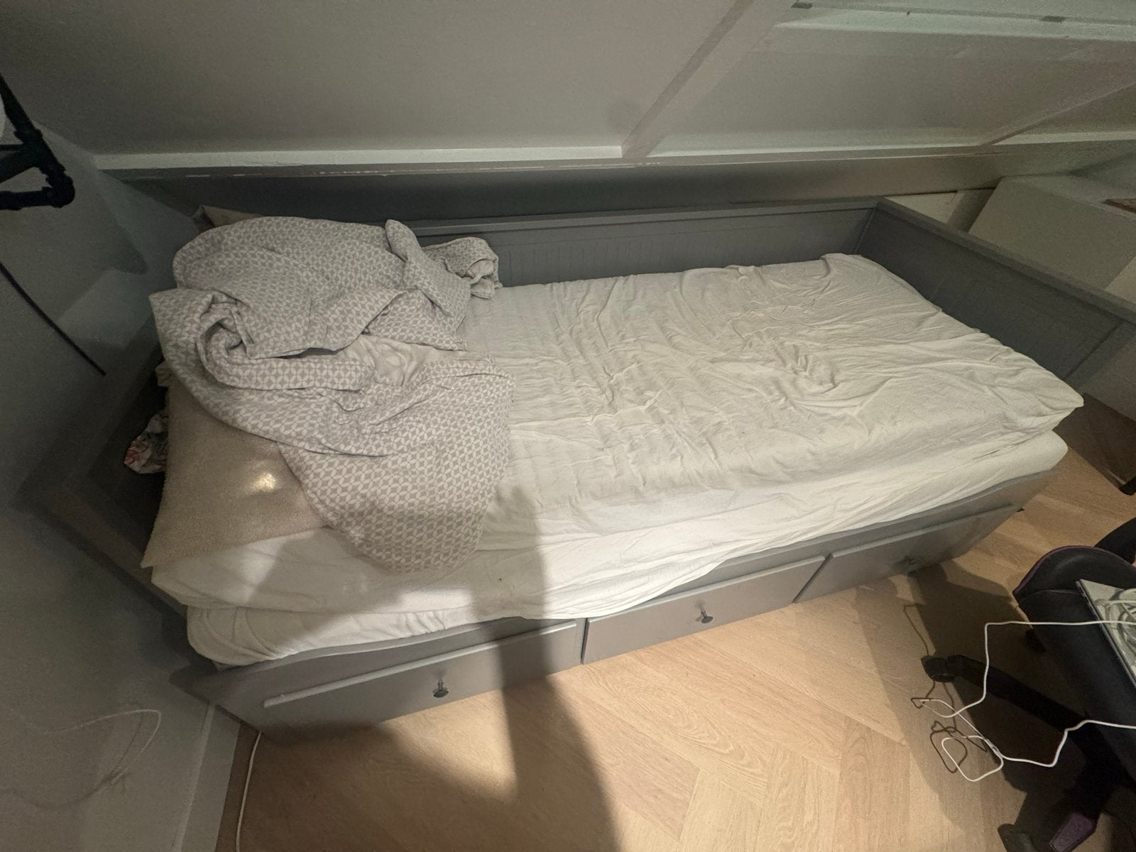 Bedbank met hekjes 80x200cm - Grijs, Huis en Inrichting, Slaapkamer | Bedden, Ophalen, Gebruikt, Eenpersoons, 80 cm