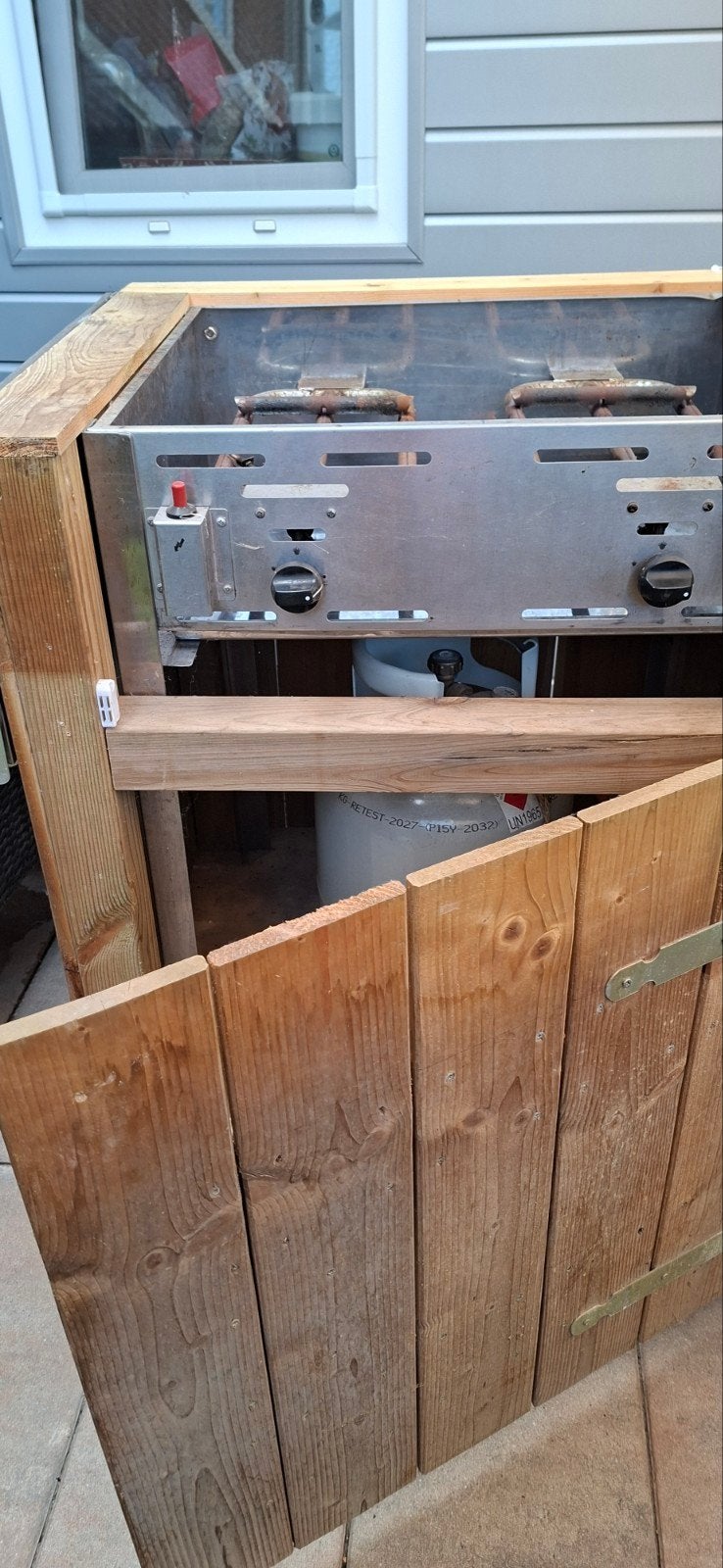 Gasbarbecue in houten ombouw op wieltje, Ophalen, Gebruikt, Onbekend