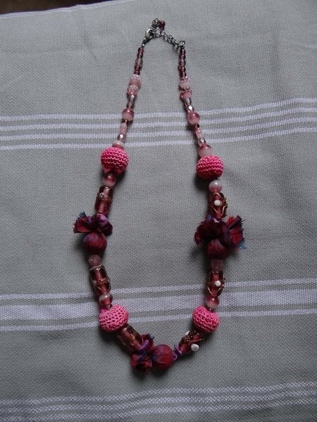 Ketting met roze bolletjes van stof, Ophalen of Verzenden, Zo goed als nieuw, Roze, Overige materialen