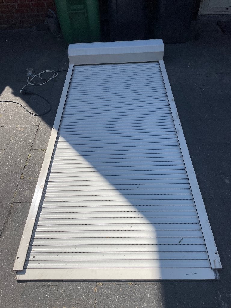 wit electrisch deur rolluik breed 1.13 x 2.52 mtr hoog, Doe-het-zelf en Verbouw, Rolluiken, Ophalen, Gebruikt, 100 tot 150 cm