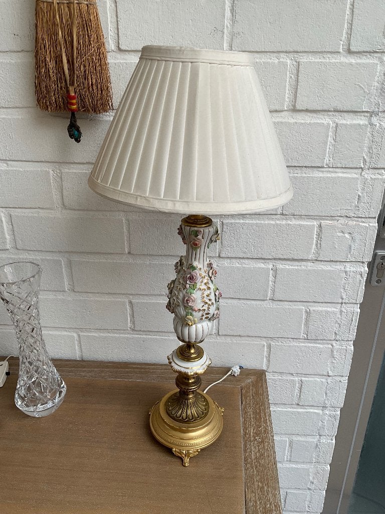 Oude porseleinen lamp met bloemdecoratie, Ophalen of Verzenden