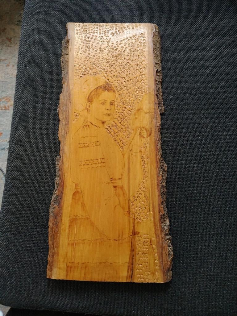 Uniek Houtsnijwerk: Vrouw in klederdracht, Houtsnijwerk, Ophalen of Verzenden, Handgemaakt, 20 - 50 cm