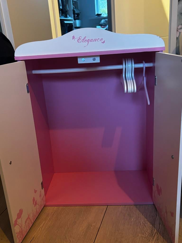 Grote set: poppenbedje, kledingkast, kleding en accessoires, Kinderen en Baby's, Speelgoed | Poppen, Ophalen of Verzenden, Zo goed als nieuw