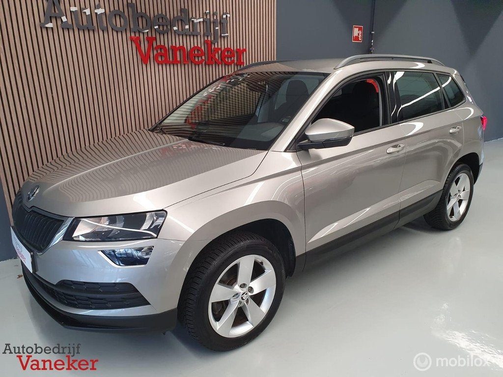 Skoda Karoq 1.0 TSI Ambition|Carplay|Cruise|Trekhaak|Dealer, Voorwielaandrijving, Stof, 116 pk, Karoq