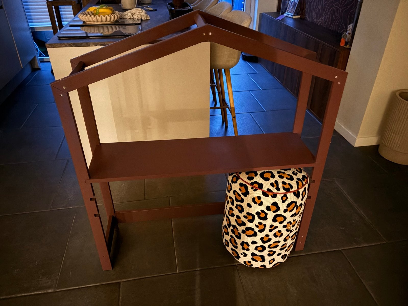 Verstelbaar Kinderbureau Huisje met Poef - Kleur Java, Ophalen, Zo goed als nieuw, Tafel(s) en Stoel(en)